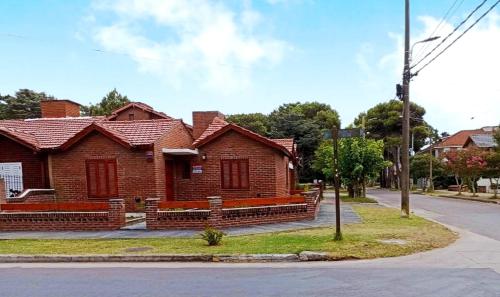 a brick house on the side of a street at Exclusivo chalet a 250 metros del mar in Mar de Ajó