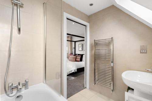 Vannituba majutusasutuses Artistic Flair 1 BD Cottage in NW11 Sleeps 3