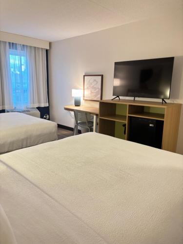 Katil atau katil-katil dalam bilik di Spark by Hilton Toronto Mississauga