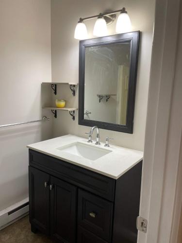 Ένα μπάνιο στο PSU 2br 2ba Townhome w Parking Near Campus and Stadium