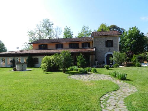 una casa con un camino de piedra delante de un patio en Il Nibbio Reale Country House, en Rocca dʼEvandro