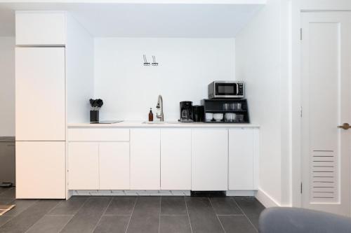 Η κουζίνα ή μικρή κουζίνα στο Newly Renovated 2BR with Backyard