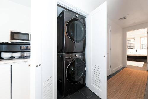 Η κουζίνα ή μικρή κουζίνα στο Newly Renovated 2BR with Backyard