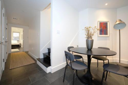 Χώρος καθιστικού στο Newly Renovated 2BR with Backyard