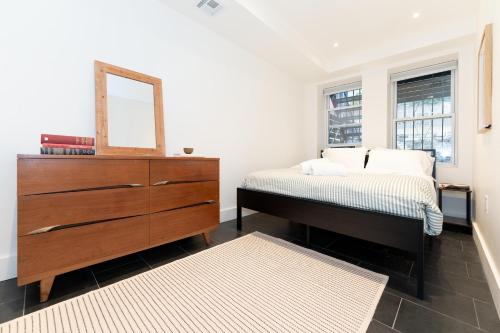Ένα ή περισσότερα κρεβάτια σε δωμάτιο στο Newly Renovated 2BR with Backyard