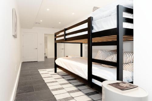 ニューヨークにあるNewly Renovated 2BR with Backyardの二段ベッドが2つある寝室