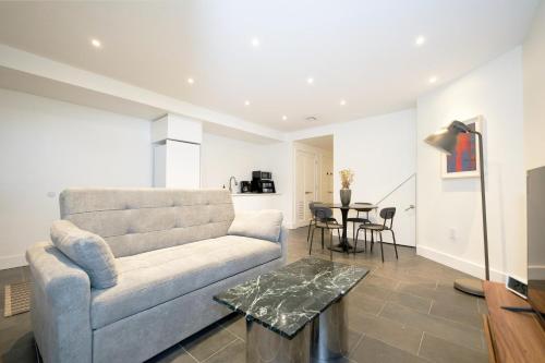 Χώρος καθιστικού στο Newly Renovated 2BR with Backyard
