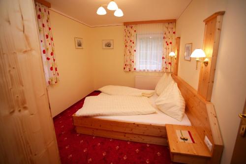 トゥルラッハー・ヘーエにあるRitas Almの小さなベッドルーム(ベッド1台付)