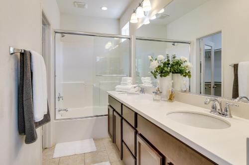 Un baño de Walk to Public Transit Gated Oceanside Abode!