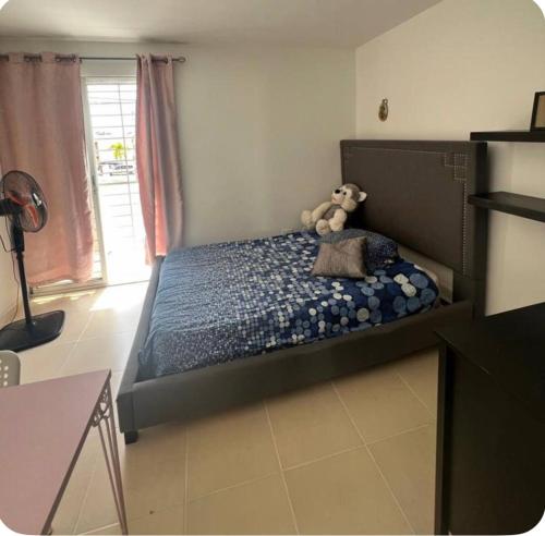 JacaguaにあるCasa colinas del vientoのテディベアのベッドがある寝室