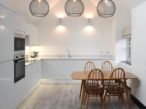 Kuchyň nebo kuchyňský kout v ubytování Mile End Cottage