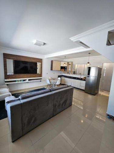 eine große Küche mit einer großen Couch in der Mitte in der Unterkunft Aproveite suas férias em família in Balneário Camboriú