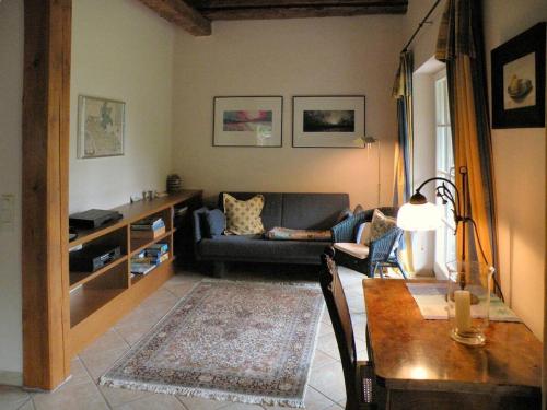 LosentitzにあるHoliday apartment with 2 bedroomsのソファとテーブルのあるリビングルーム