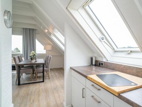 eine Küche und ein Esszimmer mit einem Dachfenster in der Unterkunft One-bedroom apartment in Munkmarsch