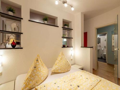 ドレスデンにあるApartment in Dresden with swimming poolの枕が2つ置かれたベッドのある寝室