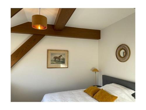 een slaapkamer met een bed en een plafond bij 1-bedroom cottage in Hornsmühlen