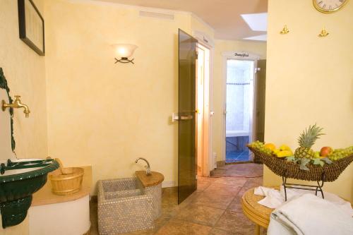 a bathroom with a sink and a bowl of fruit at Hotel Dorfgasthof Schlösslstube in Stuhlfelden