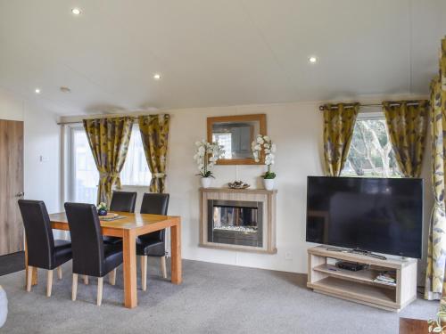 Et tv og/eller underholdning på Stunning Cliff Top Cottage - Uk48809