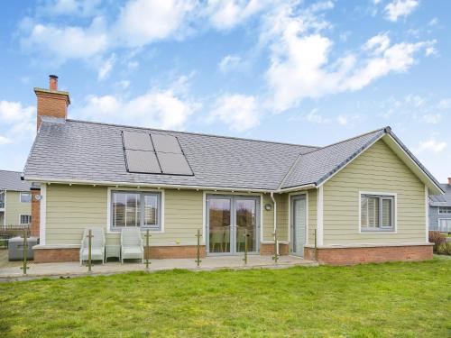ein Haus mit Sonnenkollektor auf dem Dach in der Unterkunft Sea Spray in Beadnell