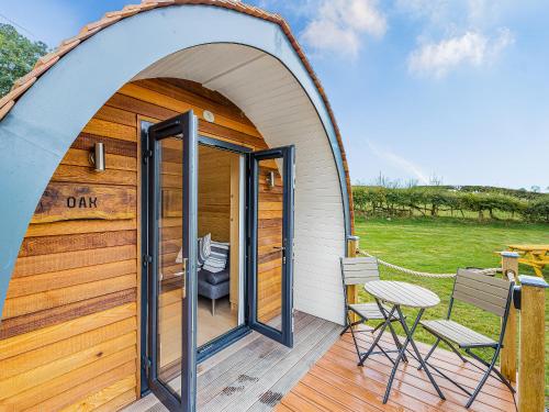 Tienda domestica con mesa y sillas en una terraza en Oak-Uk36258, en Llanfair Caereinion
