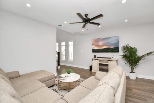 Una sala de estar con un sofá y un ventilador de techo. en Family Friendly Spacious 3 Bedroom w Pool Table, en Four Corners