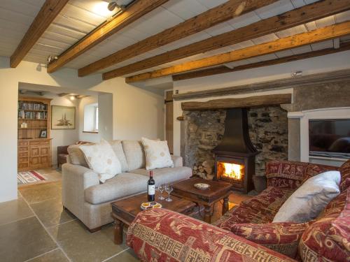 un salon avec un canapé et une cheminée dans l'établissement Lyndhurst Cottage, à Carlton