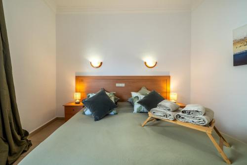 ein Schlafzimmer mit einem großen Bett mit Kissen darauf in der Unterkunft Endorfita Sonrisa - Canteras Beach in Las Palmas de Gran Canaria