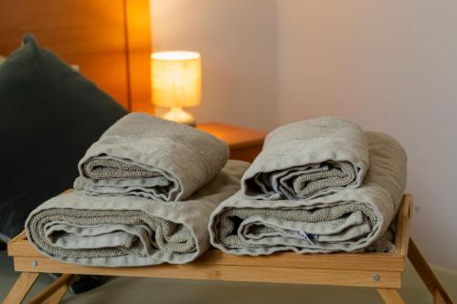 ein Stapel Handtücher auf einem Tisch in der Unterkunft Endorfita Sonrisa - Canteras Beach in Las Palmas de Gran Canaria