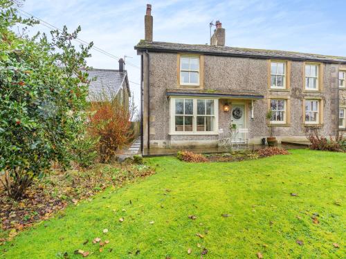 een uitzicht op een huis met een tuin bij Adair Cottage in Wigglesworth