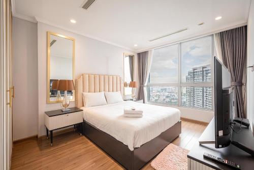 Giường trong phòng chung tại Landmark Aurora by Vinhomes Apartment