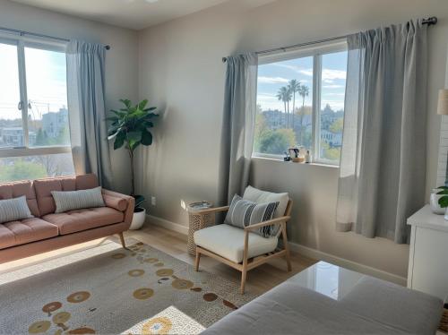 ロサンゼルスにあるModern Hollywood Homes close to Everything with Free Parkingのリビングルーム(ソファ、椅子、窓付)