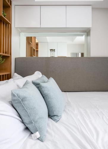 Postel nebo postele na pokoji v ubytování Virgo Nest Rentals - Avida Riala IT Park - City View