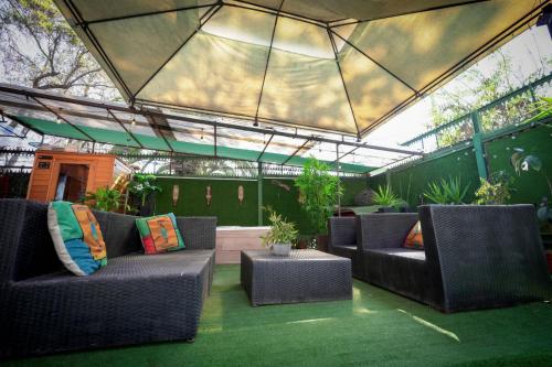 an outdoor patio with two couches and a roof at Casa en segundo piso con Sauna, Jacuzzi y Piscina in Santiago