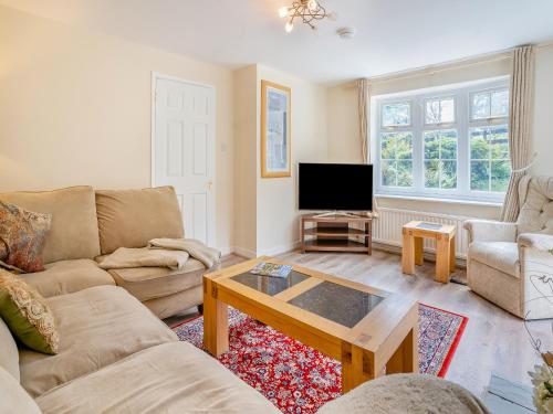 ein Wohnzimmer mit einer Couch und einem Couchtisch in der Unterkunft The Retreat Cottage in Machen