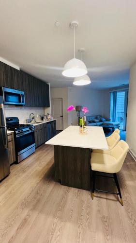 una cocina con una mesa blanca y algunas sillas en Altura Apartment Arlington, en Arlington