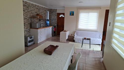 ein kleines Zimmer mit einem Bett und einer Küche in der Unterkunft Cabañas en Constitución Bosque Mar in Constitución