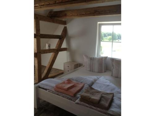 ein Schlafzimmer mit einem Bett mit zwei Handtüchern darauf in der Unterkunft Holiday home with 2 bedrooms in Buschvitz