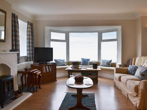 LlanaberにあるRhosmairのソファとテレビのあるリビングルーム