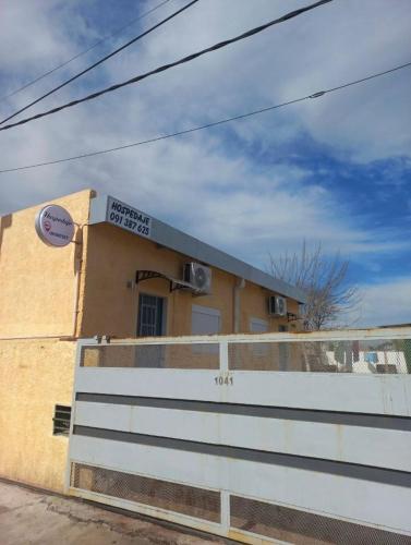 Το κτήριο όπου στεγάζεται  το διαμέρισμα