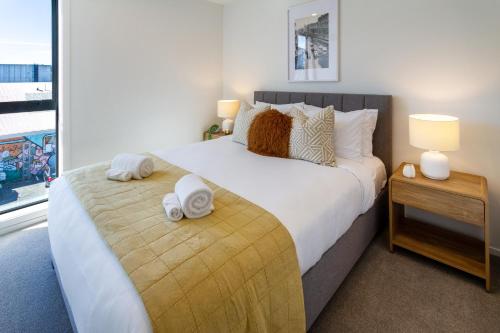 En eller flere senge i et værelse på Central City Apartment Sleeps 4 Elevator Access