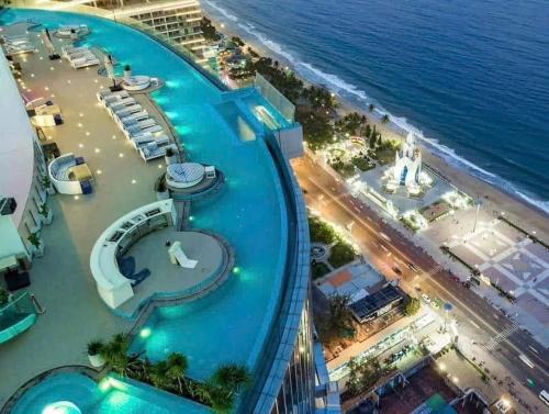 una vista aérea de la playa y el océano en Panorama Beach Pearl Condotel, en Nha Trang