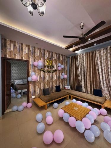 Katil atau katil-katil dalam bilik di The Zen Abode 2BHK Hillside Stay with Views