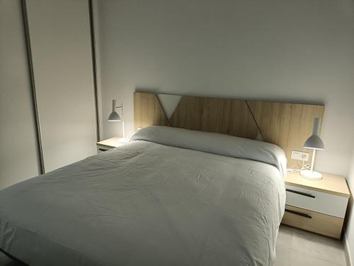 Giường trong phòng chung tại Apartamento moderno con piscina y jardín cerca de la playa - ES-376-5