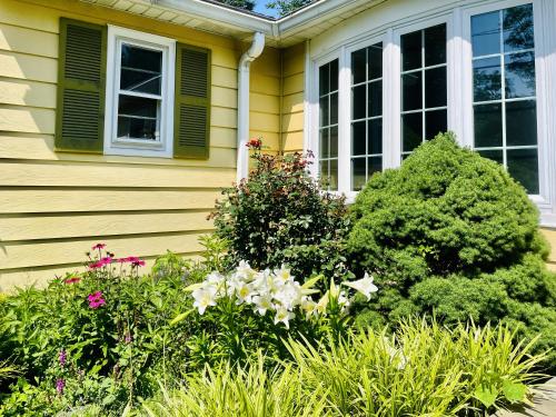 a garden of flowers in front of a house at Private Estate, walk to Princeton downtown, 3 Bedrooms, 2 Bath, with Free Parking in Princeton