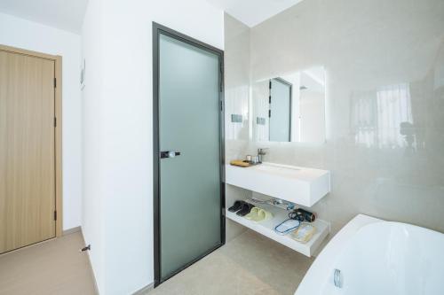 HuangshanにあるHuazhu Songshiju Homestayの洗面台と鏡のある白いバスルーム
