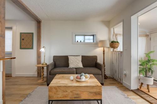 ein Wohnzimmer mit einer Couch und einem Couchtisch in der Unterkunft The Crooked Lady Cozy Bungalow near Downtown Calgary with Free Parking in Calgary