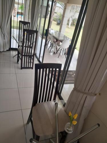 Ruang duduk di The Ridge BnB
