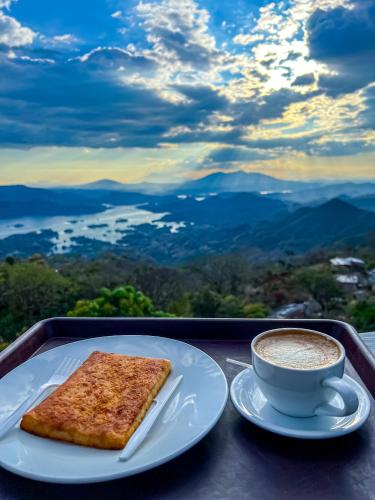 une assiette avec un morceau de pain grillé et une tasse de café dans l'établissement Las Terrazas de el Alto, à Chalatenango