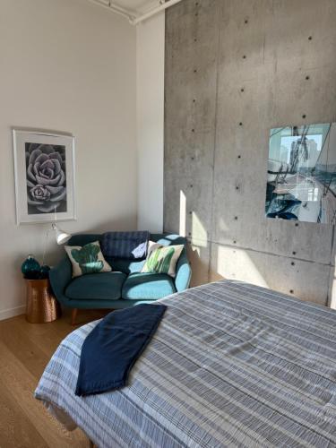 Postel nebo postele na pokoji v ubytování Downtown Studio Rental