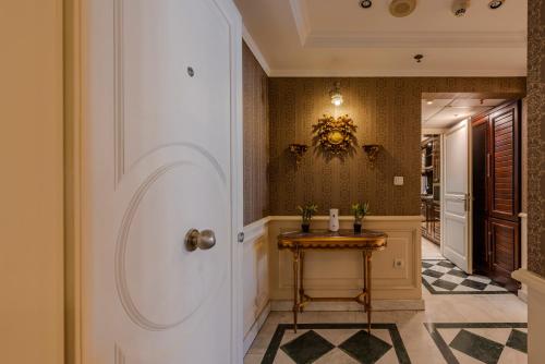a hallway with a table next to a door at Nabeel Homes - Four Seasons City View Residence in Alexandria